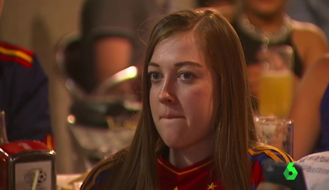 Una aficionada, abatida tras la derrota de España Una aficionada, abatida tras la derrota de España