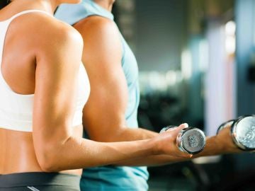 Pareja en el gimnasio Pareja en el gimnasio