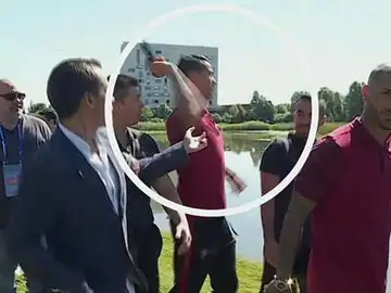 Cristiano Ronaldo lanza micrófono al lago Cristiano Ronaldo lanza micrófono al lago