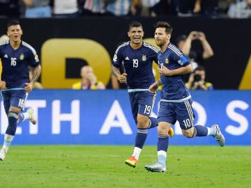Leo Messi celebra su golazo de falta ante Estados Unidos