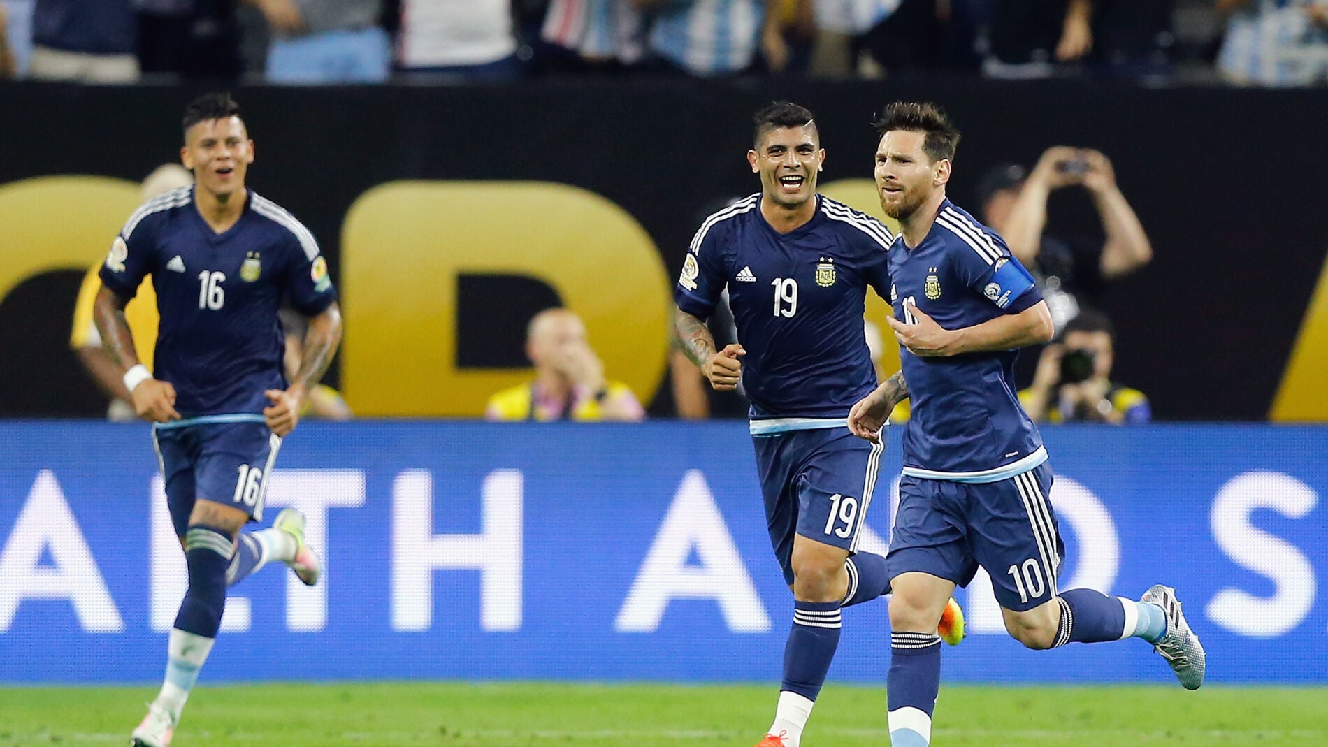 Leo Messi celebra su golazo de falta ante Estados Unidos