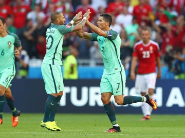 Cristiano Ronaldo festeja su gol ante Hungría con Quaresma