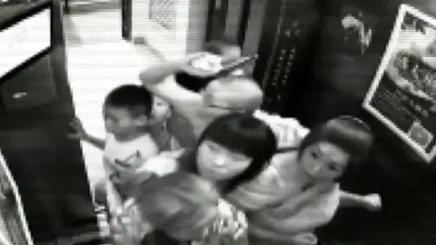 Frame 10.026696 de: Angustioso asalto con rehenes en China Frame 10.026696 de: Angustioso asalto con rehenes en China