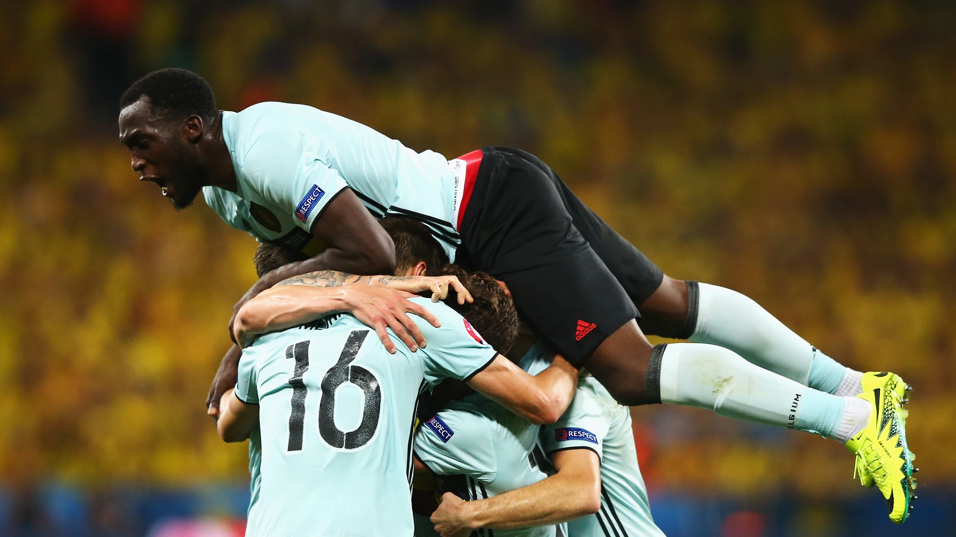 Éxtasis belga tras el tanto de Nainggolan Éxtasis belga tras el tanto de Nainggolan