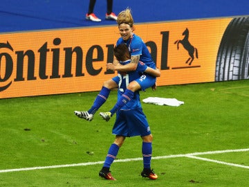 Arnor Ingvi Traustason festeja el gol de la clasificación de Islandia