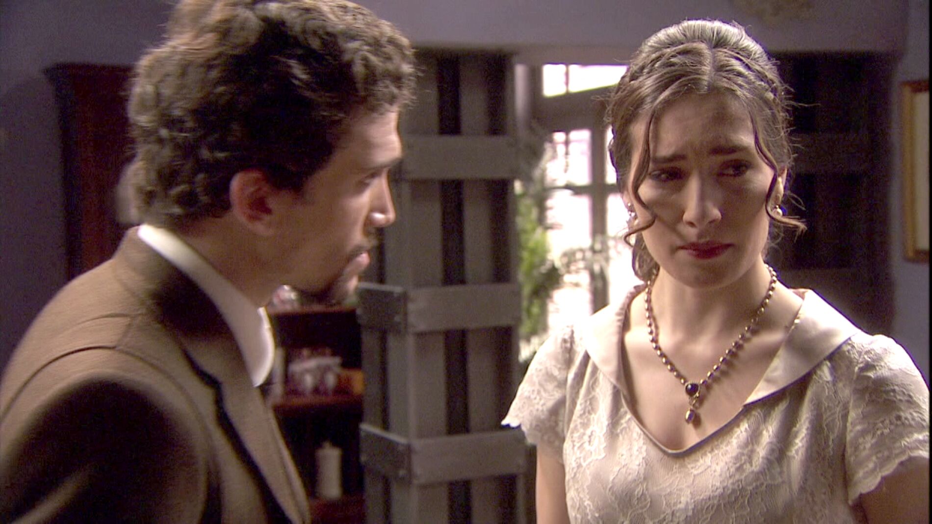 Camila, cada vez m&aacute;s presionada por El&iacute;as