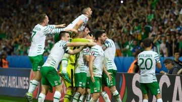 Los jugadores de Irlanda celebran el gol ante Italia