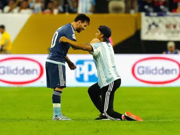 Un aficionado aborda a Leo Messi tras el partido contra Estados Unidos Un aficionado aborda a Leo Messi tras el partido contra Estados Unidos