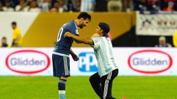 Un aficionado aborda a Leo Messi tras el partido contra Estados Unidos