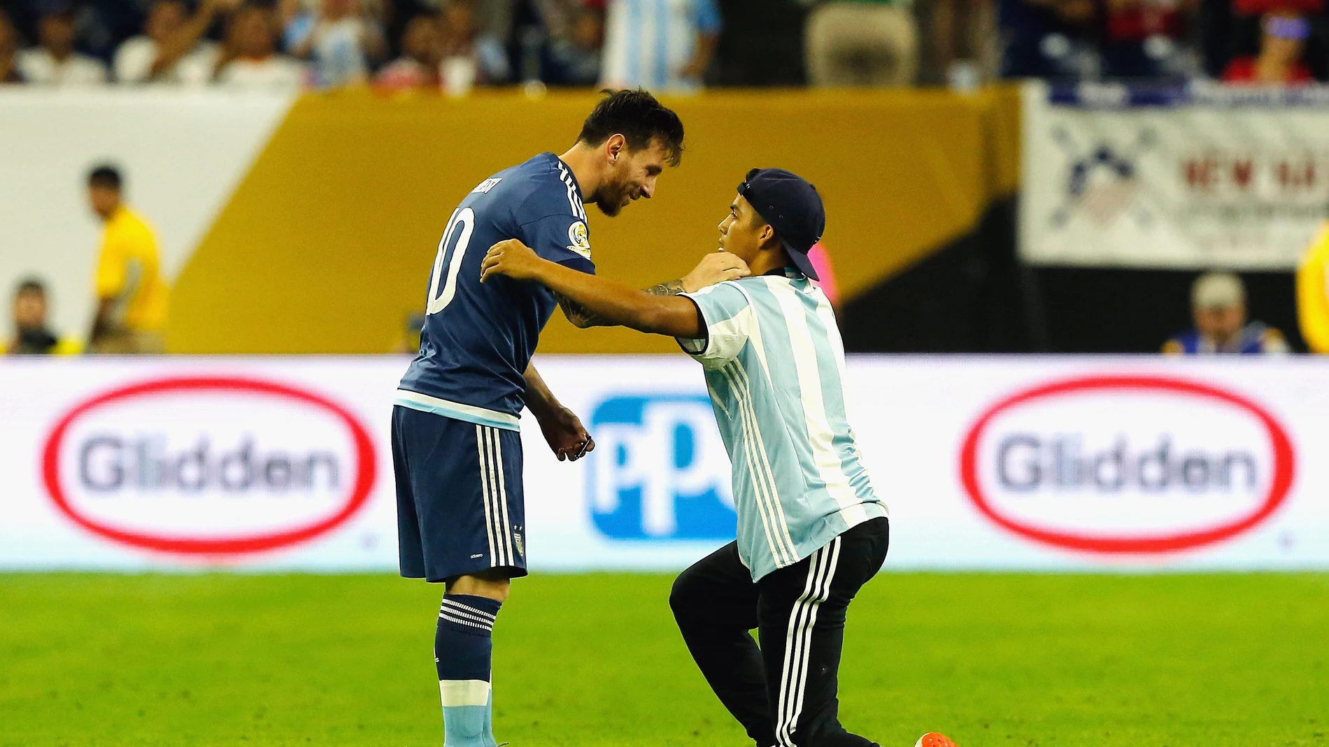 Un aficionado aborda a Leo Messi tras el partido contra Estados Unidos Un aficionado aborda a Leo Messi tras el partido contra Estados Unidos