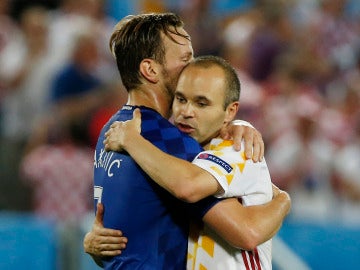 Rakitic e Iniesta se abrazan tras el Croacia - España