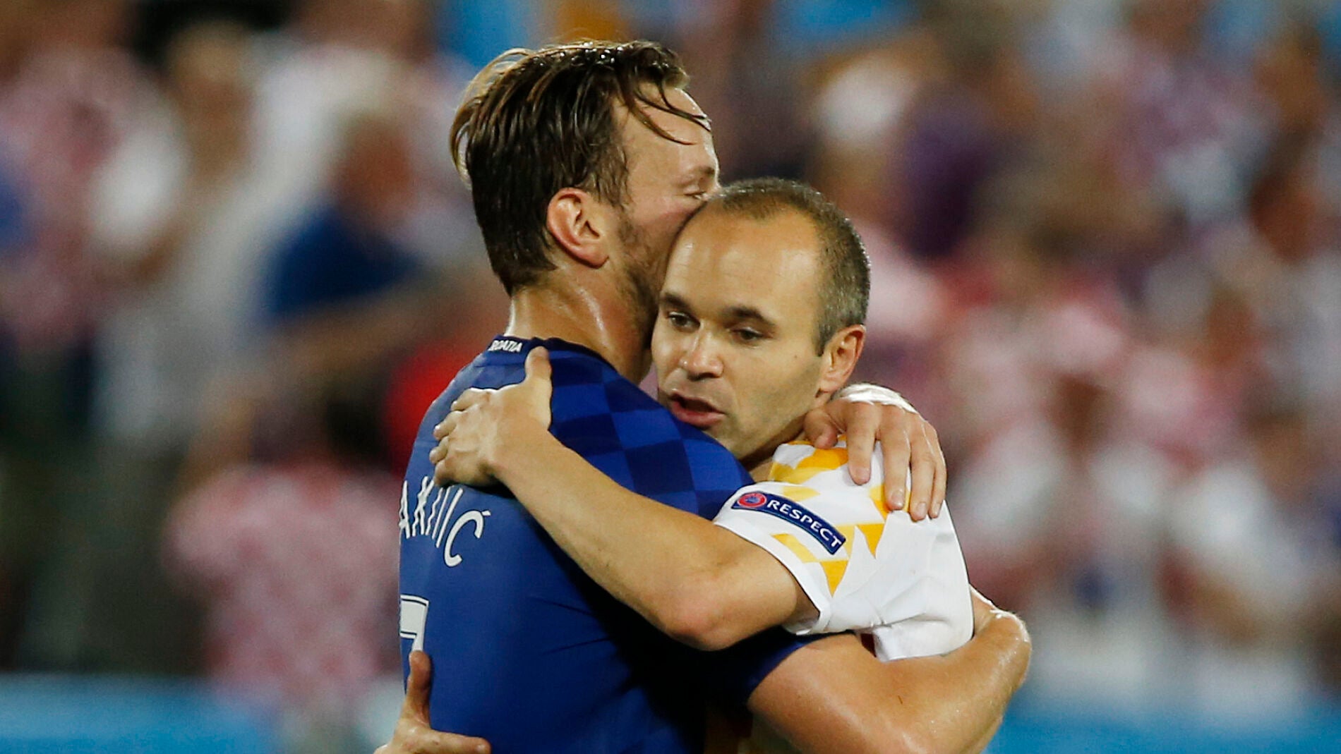 Rakitic e Iniesta se abrazan tras el Croacia - Espa&ntilde;a