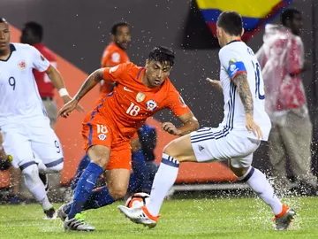 Jara intenta regatear a James Rodríguez Jara intenta regatear a James Rodríguez