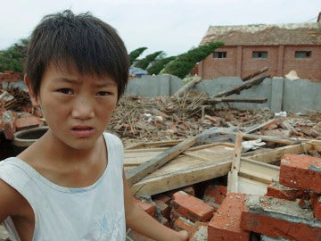 Un niño ante los destrozos del tornado