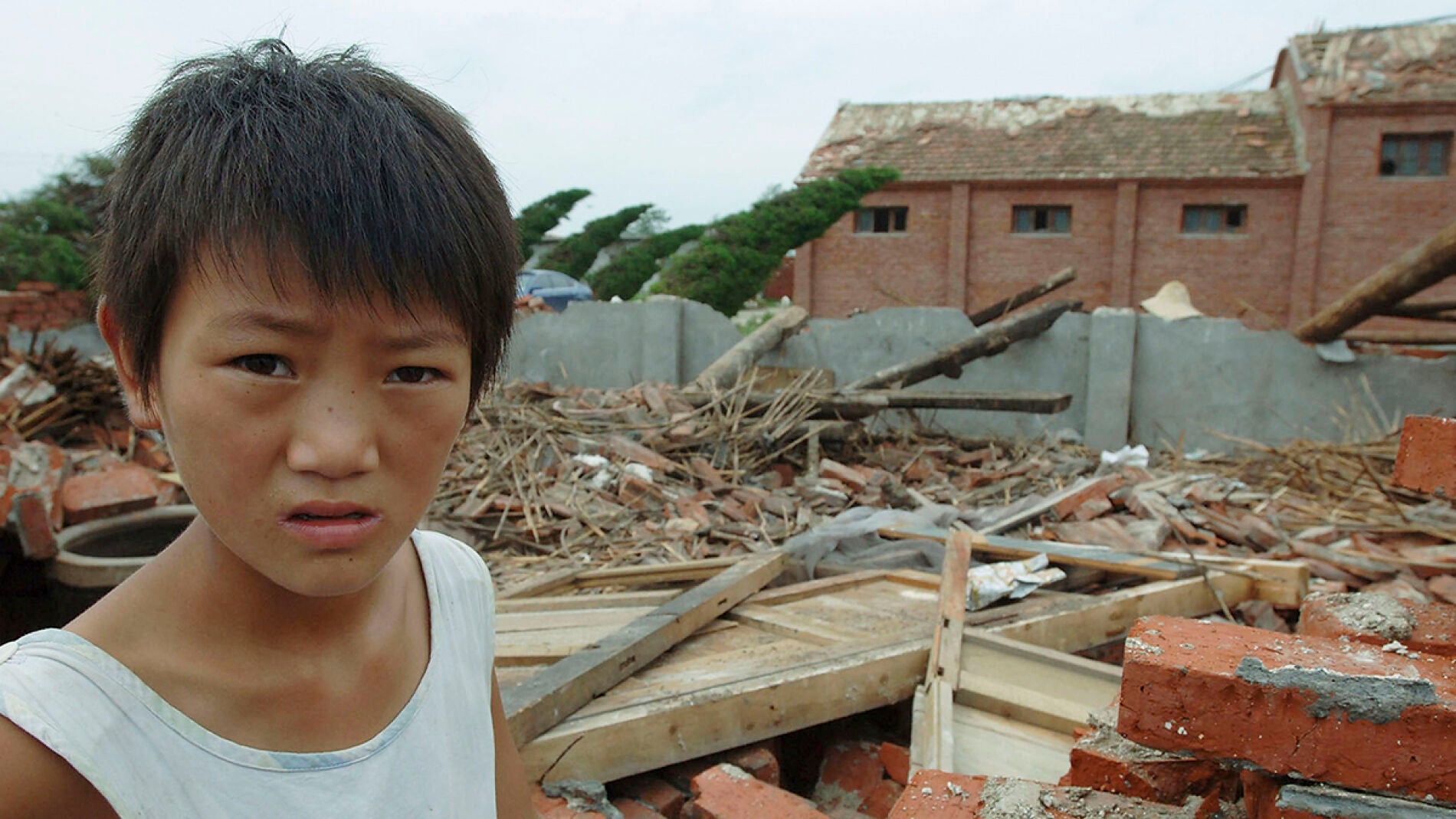 Un ni&ntilde;o ante los destrozos del tornado
