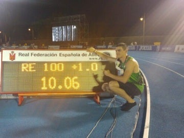Bruno Hortelano posa con el récord nacional de los 100 metros lisos