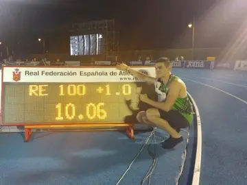 Bruno Hortelano posa con el récord nacional de los 100 metros lisos Bruno Hortelano posa con el récord nacional de los 100 metros lisos