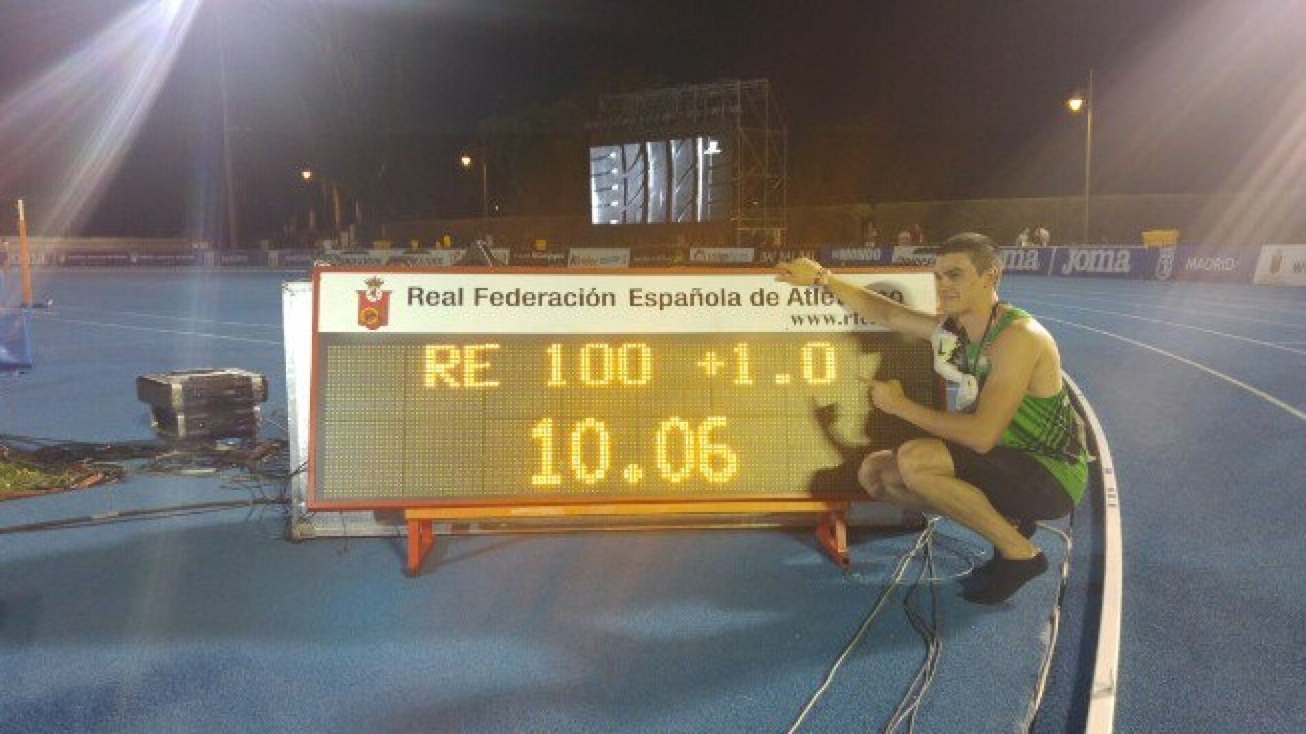 Bruno Hortelano posa con el r&eacute;cord nacional de los 100 metros lisos