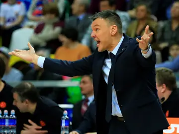 Jasikevicius da indicaciones en la banda durante un partido Jasikevicius da indicaciones en la banda durante un partido