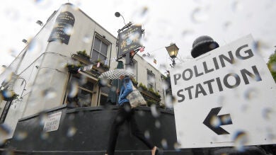 Expectación en Reino Unido tras el cierre de las urnas en un referéndum histórico