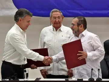 El líder de las FARC en Cuba, Rodrigo Londoño alias "Timochenko" y el presidente de Colombia, Juan Manuel Santos, junto al presidente de Cuba, Raúl Castro El líder de las FARC en Cuba, Rodrigo Londoño alias "Timochenko" y el presidente de Colombia, Juan Manuel Santos, junto al presidente de Cuba, Raúl Castro