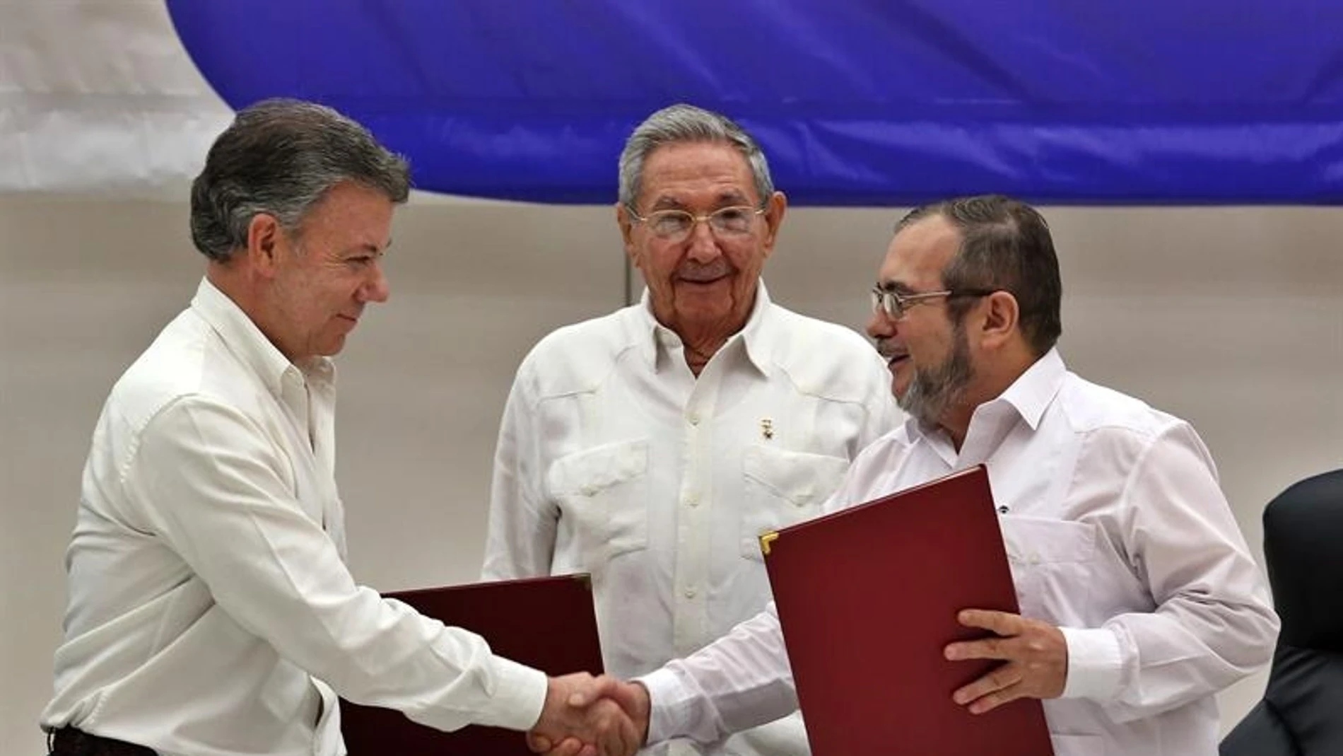 El líder de las FARC en Cuba, Rodrigo Londoño alias "Timochenko" y el presidente de Colombia, Juan Manuel Santos, junto al presidente de Cuba, Raúl Castro El líder de las FARC en Cuba, Rodrigo Londoño alias "Timochenko" y el presidente de Colombia, Juan Manuel Santos, junto al presidente de Cuba, Raúl Castro