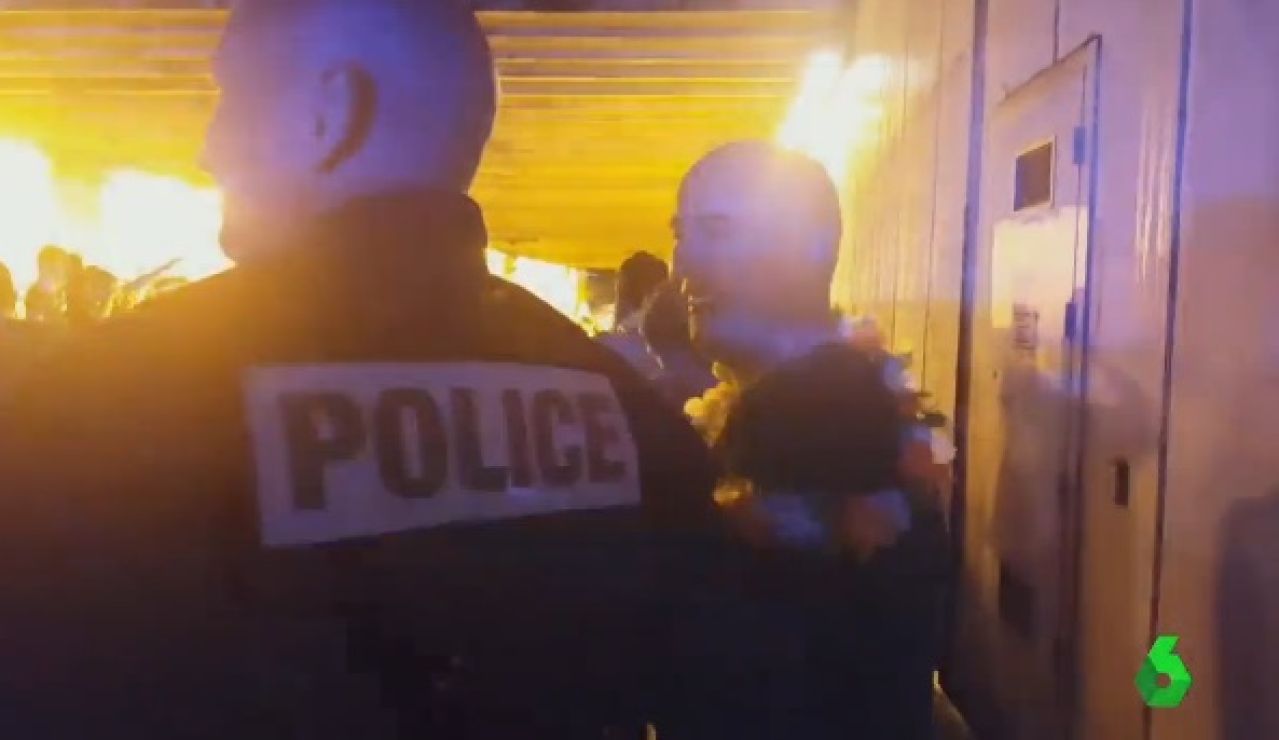 Aficionados de Irlanda del Norte cantan a la policía francesa Aficionados de Irlanda del Norte cantan a la policía francesa