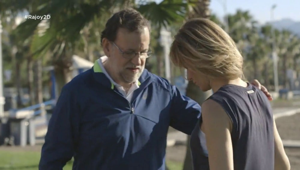 Frame 8.561036 de: Susanna Griso le enseña técnicas de estiramiento a Mariano Rajoy