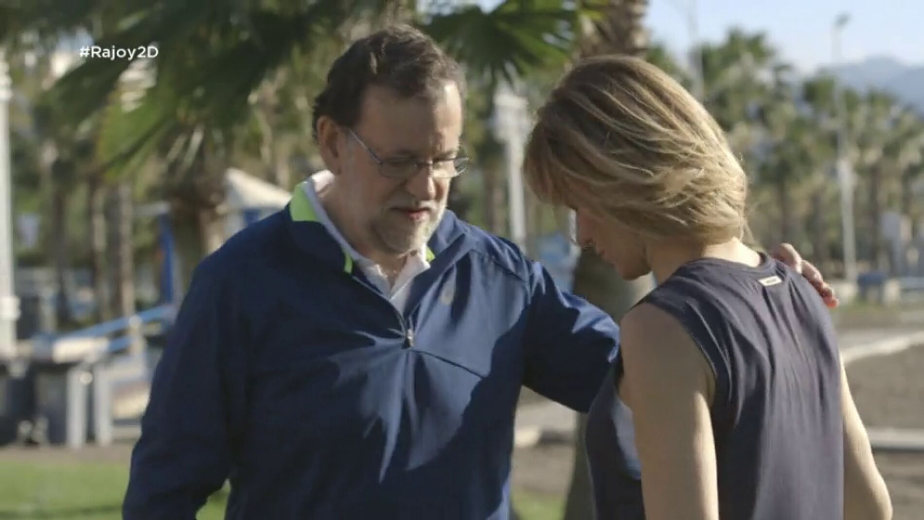 Frame 8.561036 de: Susanna Griso le ense&ntilde;a t&eacute;cnicas de estiramiento a Mariano Rajoy