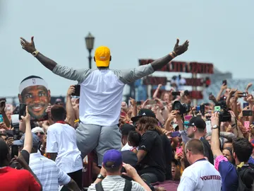 LeBron James alza los brazos en la celebración del título de los Cavaliers LeBron James alza los brazos en la celebración del título de los Cavaliers