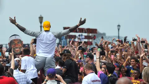 LeBron James alza los brazos en la celebración del título de los Cavaliers LeBron James alza los brazos en la celebración del título de los Cavaliers