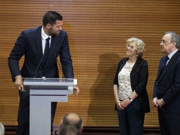 Felipe Reyes, junto a Manuela Carmena y Florentino Pérez