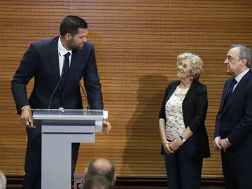 Felipe Reyes, junto a Manuela Carmena y Florentino Pérez Felipe Reyes, junto a Manuela Carmena y Florentino Pérez