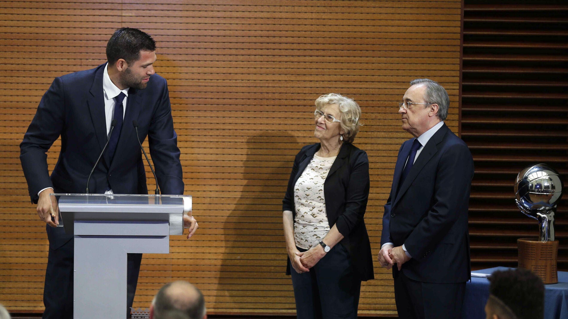 Felipe Reyes, junto a Manuela Carmena y Florentino P&eacute;rez
