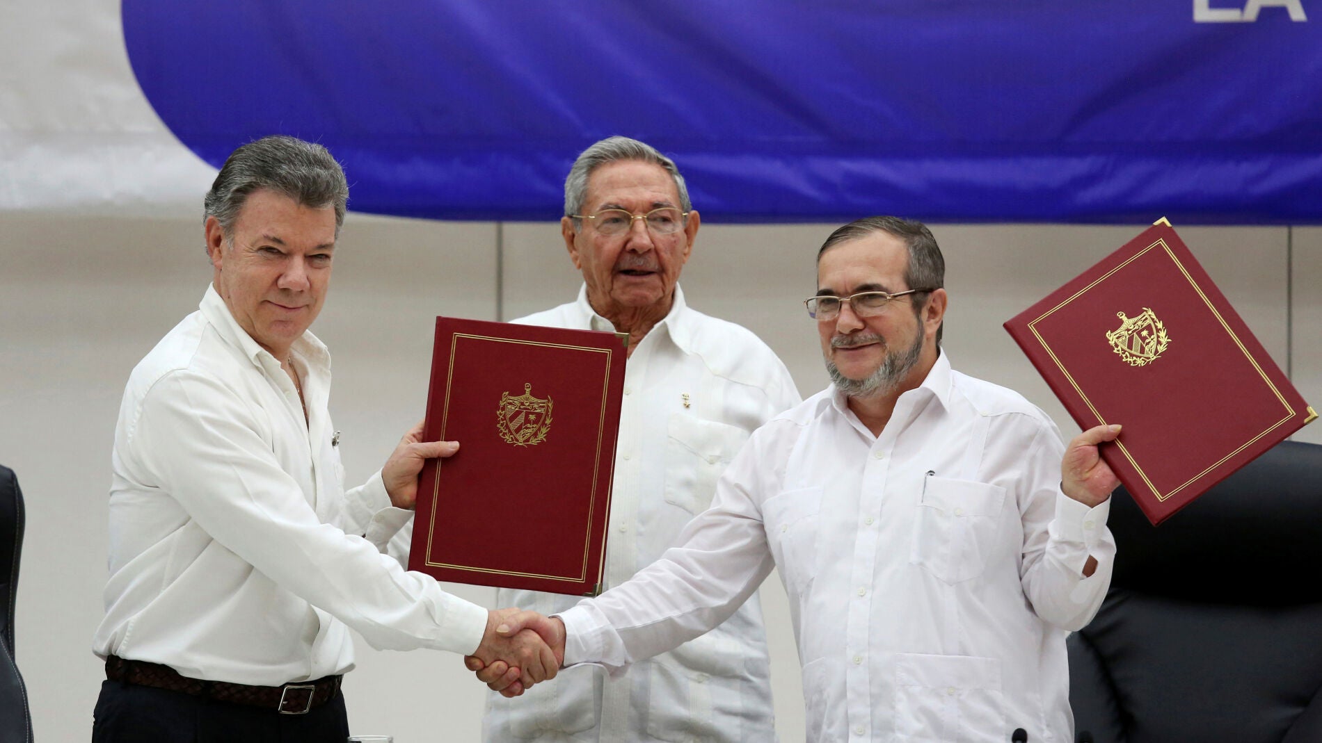 El presidente de Colombia, Juan Manuel Santos, y el l&iacute;der de las FARC, Rodrigo Londo&ntilde;o 'Timochenko', ante Ra&uacute;l Castro