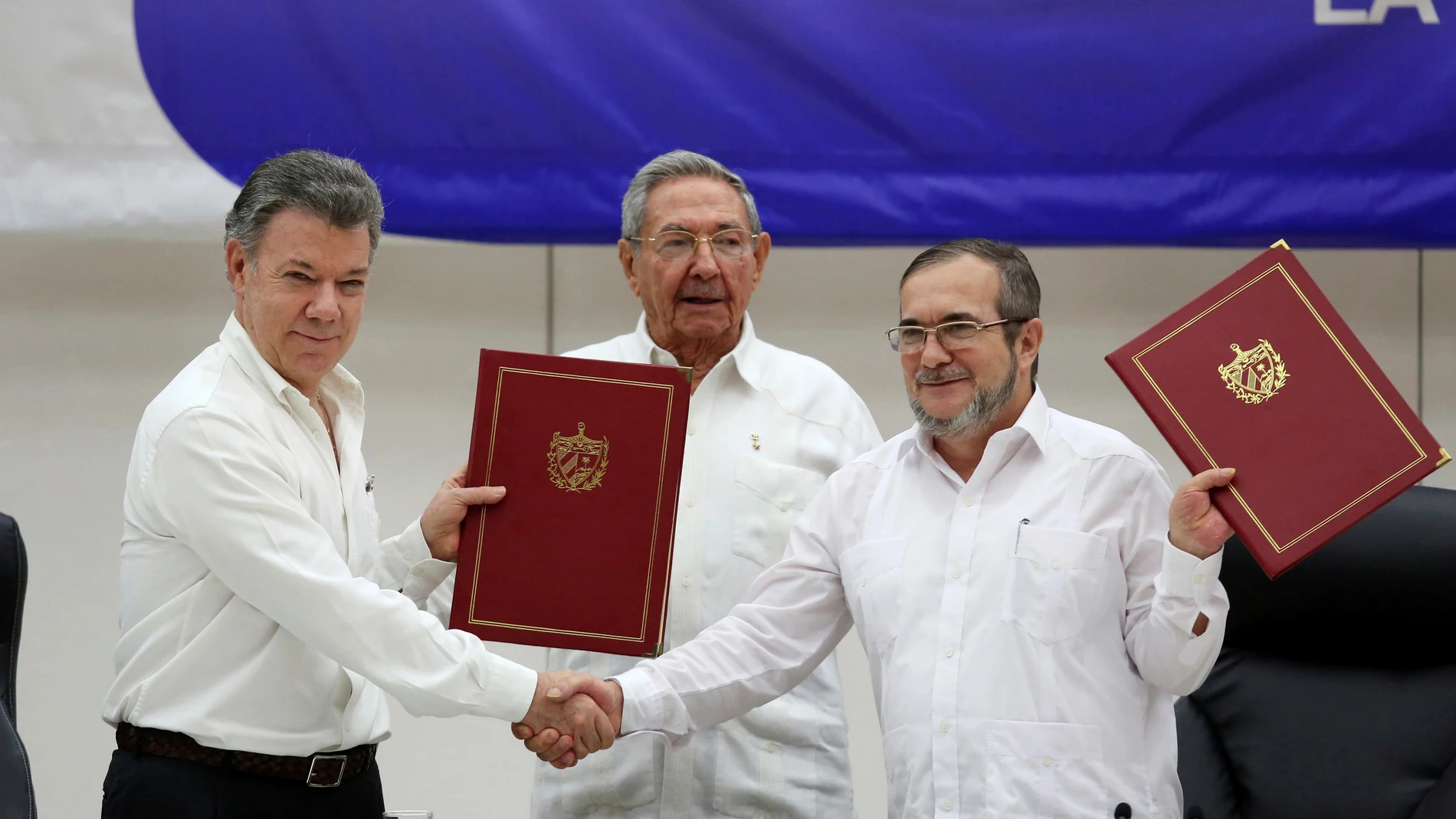El presidente de Colombia, Juan Manuel Santos, y el líder de las FARC, Rodrigo Londoño 'Timochenko', ante Raúl Castro El presidente de Colombia, Juan Manuel Santos, y el líder de las FARC, Rodrigo Londoño 'Timochenko', ante Raúl Castro