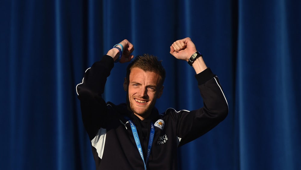 Jamie Vardy celebra la Premier conseguida por el Leicester