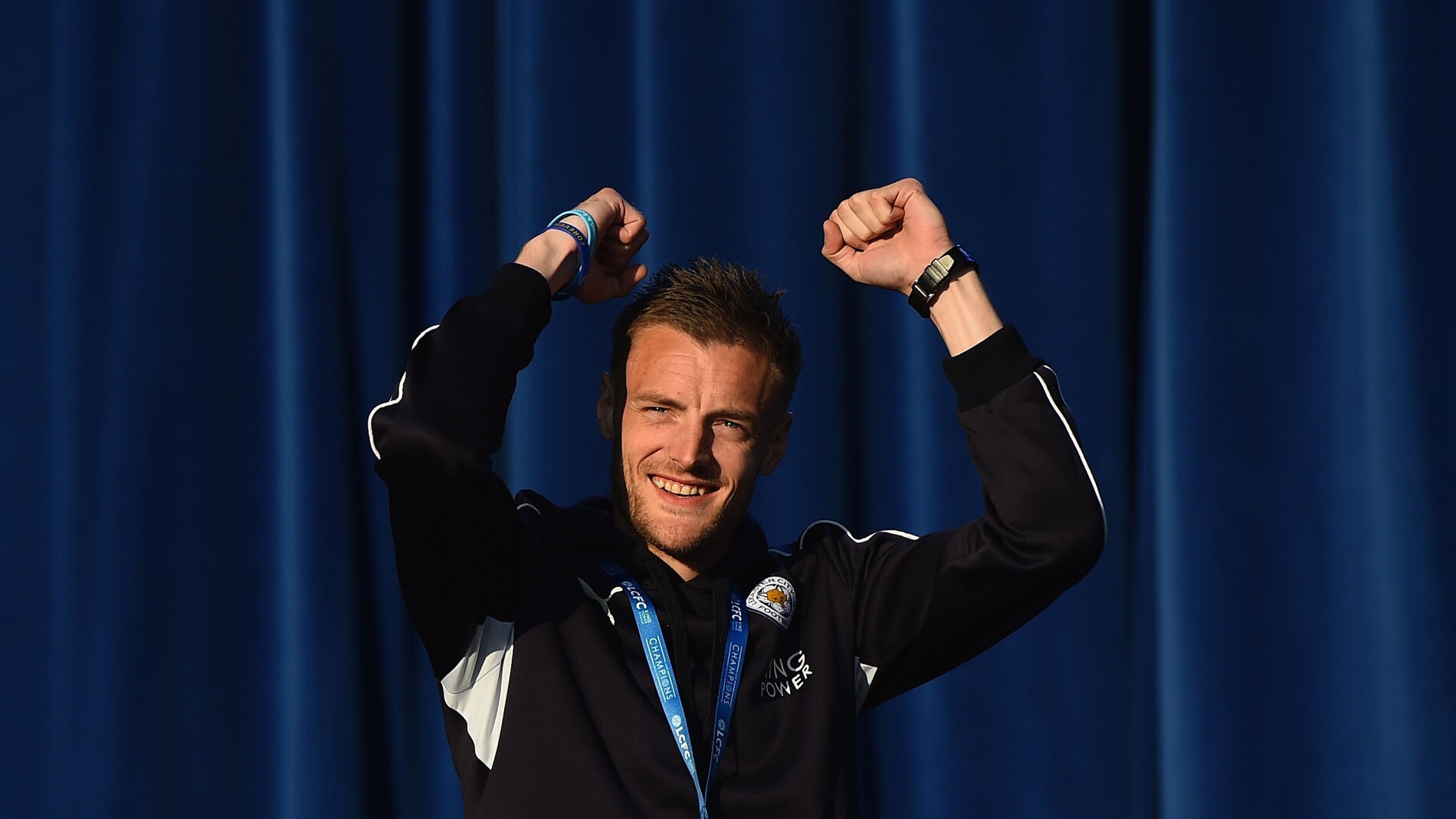 Jamie Vardy celebra la Premier conseguida por el Leicester