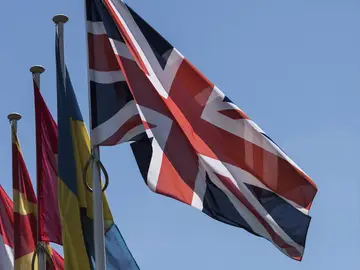 Una bandera británica al lado del resto de banderas de los países miembros de la UE Una bandera británica al lado del resto de banderas de los países miembros de la UE