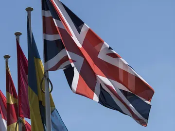 Una bandera británica al lado del resto de banderas de los países miembros de la UE Una bandera británica al lado del resto de banderas de los países miembros de la UE