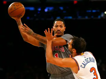 Derrick Rose, defendido por José Manuel Calderón Derrick Rose, defendido por José Manuel Calderón