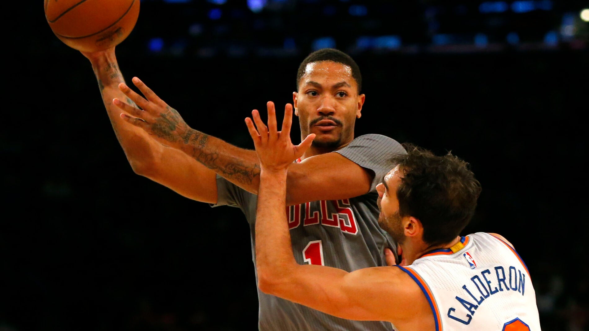 Derrick Rose, defendido por Jos&eacute; Manuel Calder&oacute;n