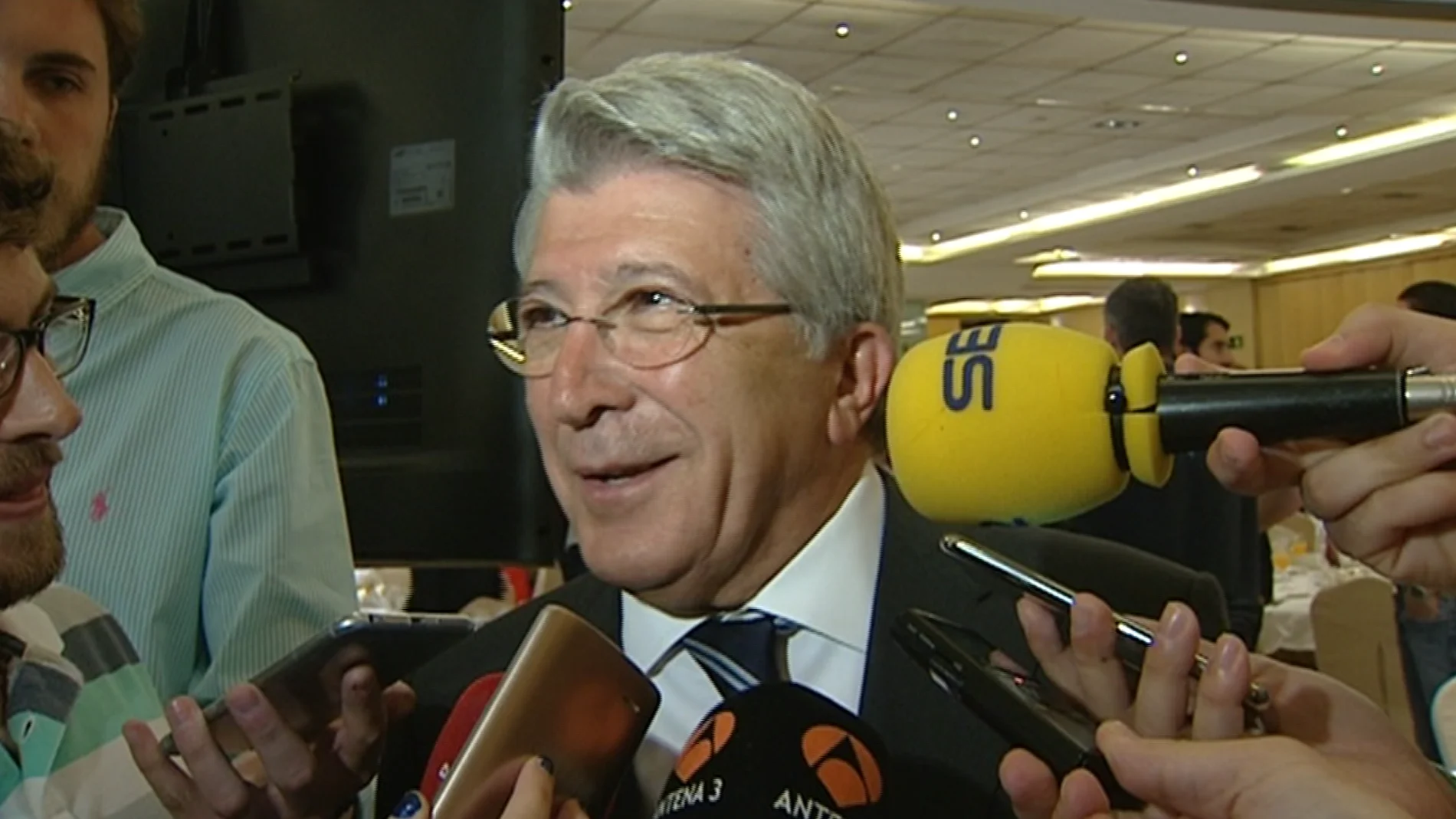 Enrique Cerezo atiende a los medios de comunicación Enrique Cerezo atiende a los medios de comunicación