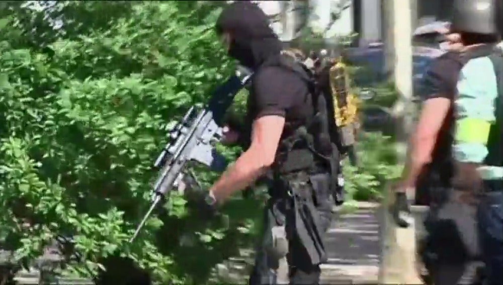 Frame 38.723736 de: Abatido un hombre armado que se atrincheró en un cine de Viernheim, en Alemania, causando al menos cuatro heridos