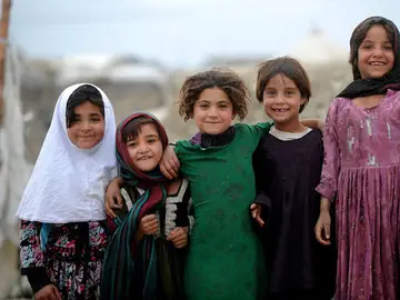 Un grupo de niñas afganas. Un grupo de niñas afganas.