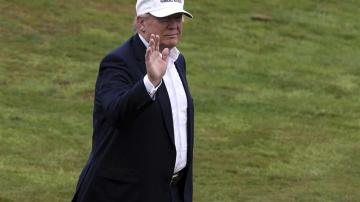   Donald Trump, saluda a su llegada al campo de golf de Trump Turnberry en Escocia.