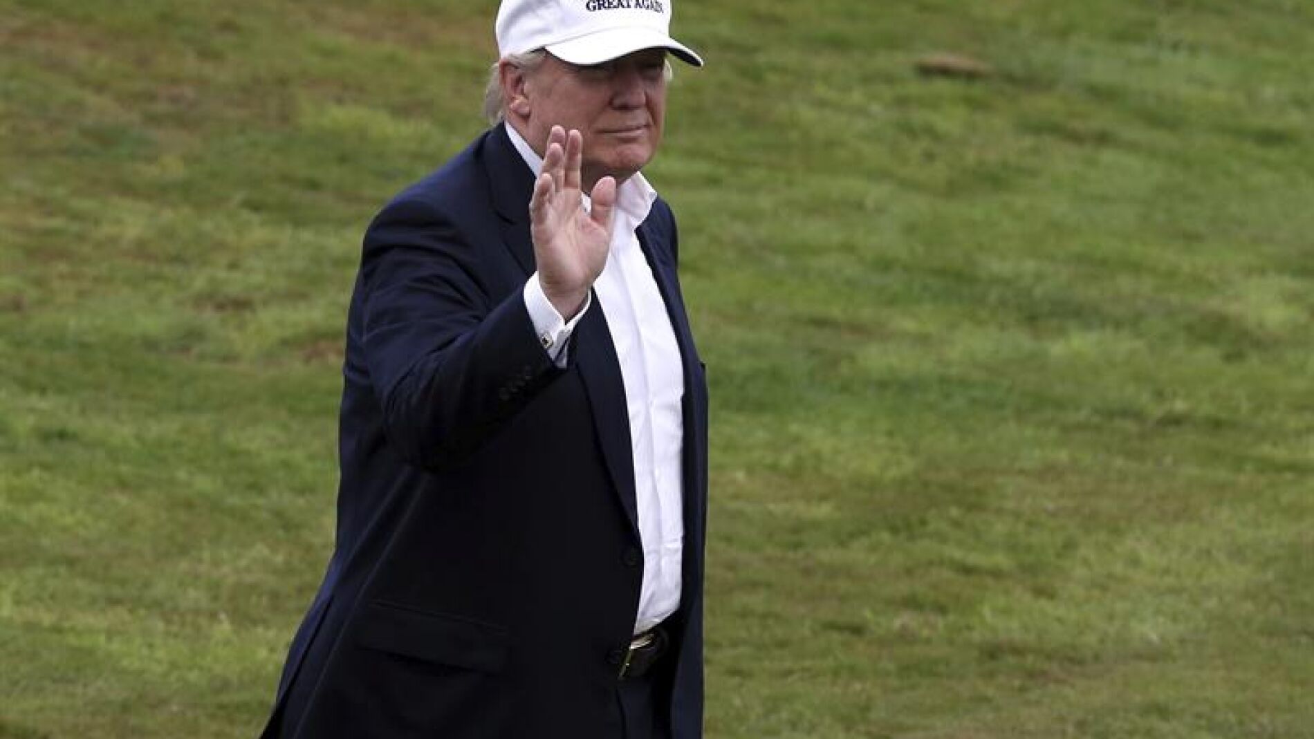  Donald Trump, saluda a su llegada al campo de golf de Trump Turnberry en Escocia.