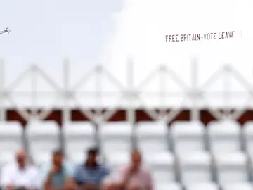 Un avión sobrevuela un campo de cricket con una pancarta partidaria del Brexit Un avión sobrevuela un campo de cricket con una pancarta partidaria del Brexit