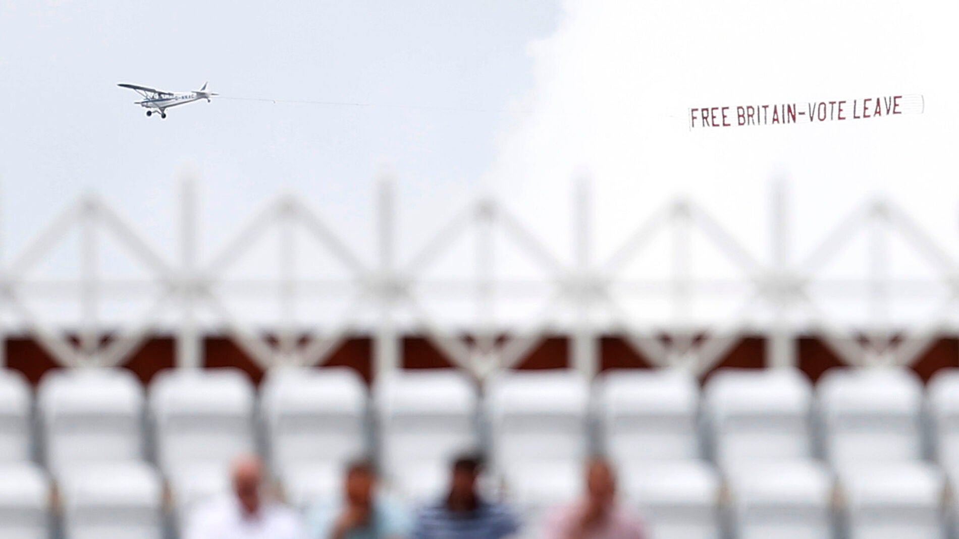 Un avi&oacute;n sobrevuela un campo de cricket con una pancarta partidaria del Brexit