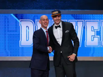 Juancho Hernangómez saluda a Adam Silver en el Draft de la NBA Juancho Hernangómez saluda a Adam Silver en el Draft de la NBA